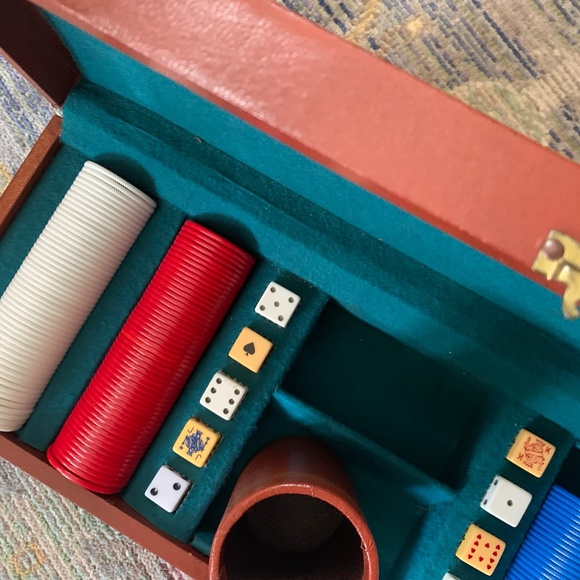 1960's Griffon Poker Set in Vinyl case / Vintage Dice Chips Shaker Felt Lined - Picture 5 of 9